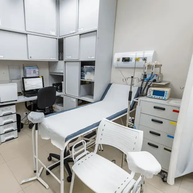Sala de procedimentos equipada da Clínica Sua Imagem