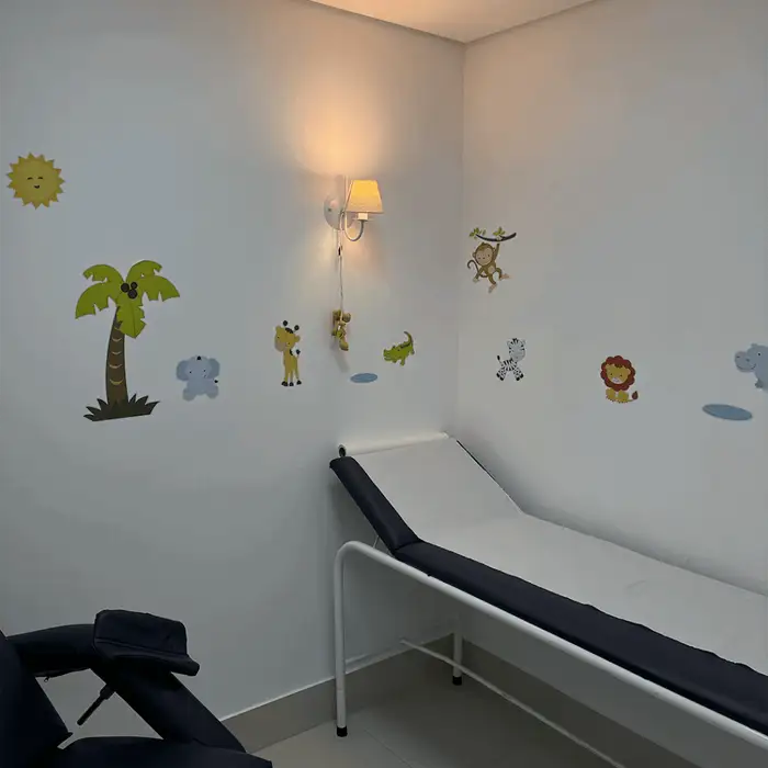 Sala de exame pediátrica da Clínica Sua Imagem